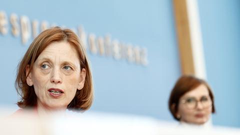 Karin Prien (l, CDU), Präsidentin der Kultusministerkonferenz und Bettina Stark-Watzinger (FDP), Bildungsministerin nehmen an der Pressekonferenz zur Veröffentlichung des nationalen Bildungsberichts 2022 in der Bundespressekonferenz teil.