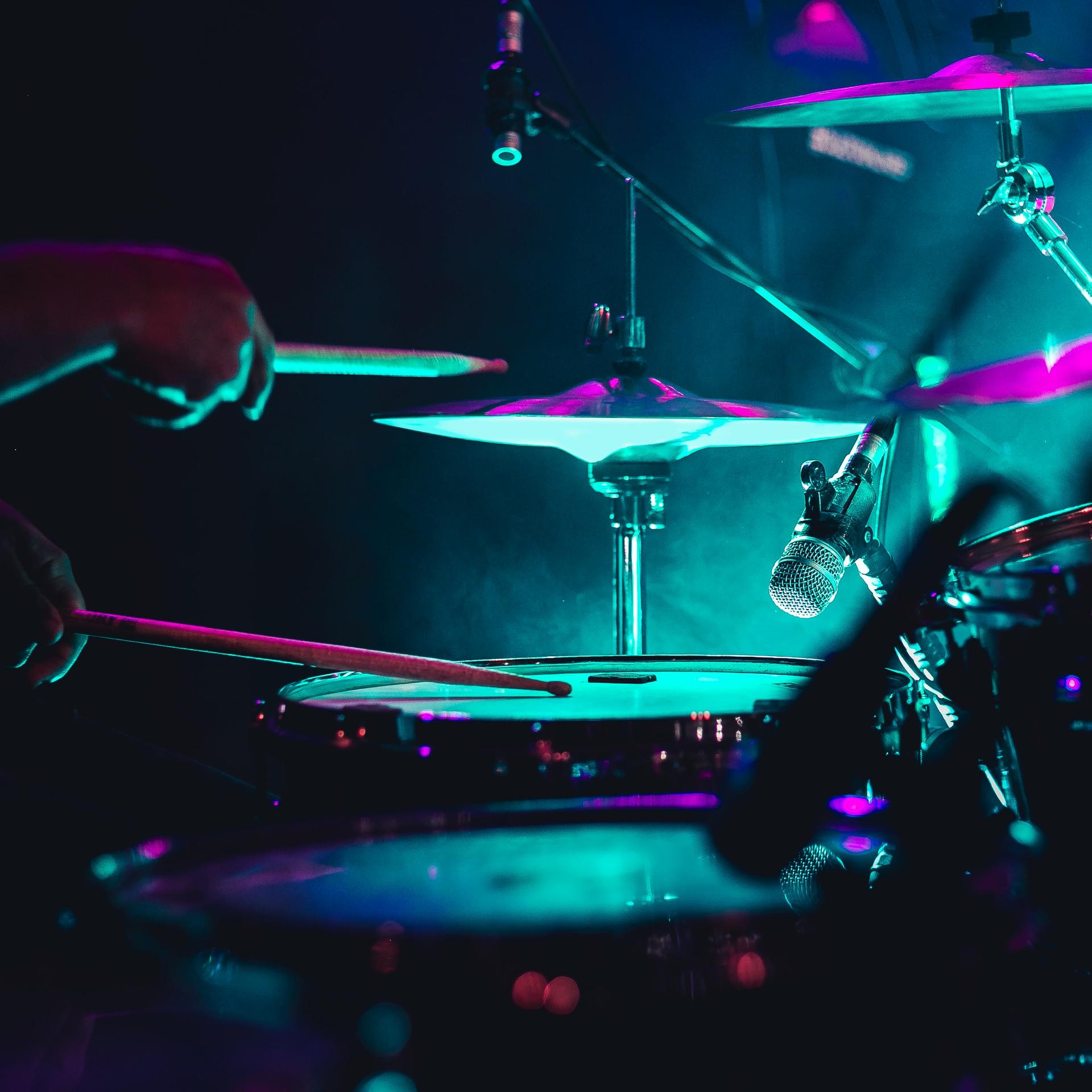 Kakadu - bei euch - Jona spielt Schlagzeug