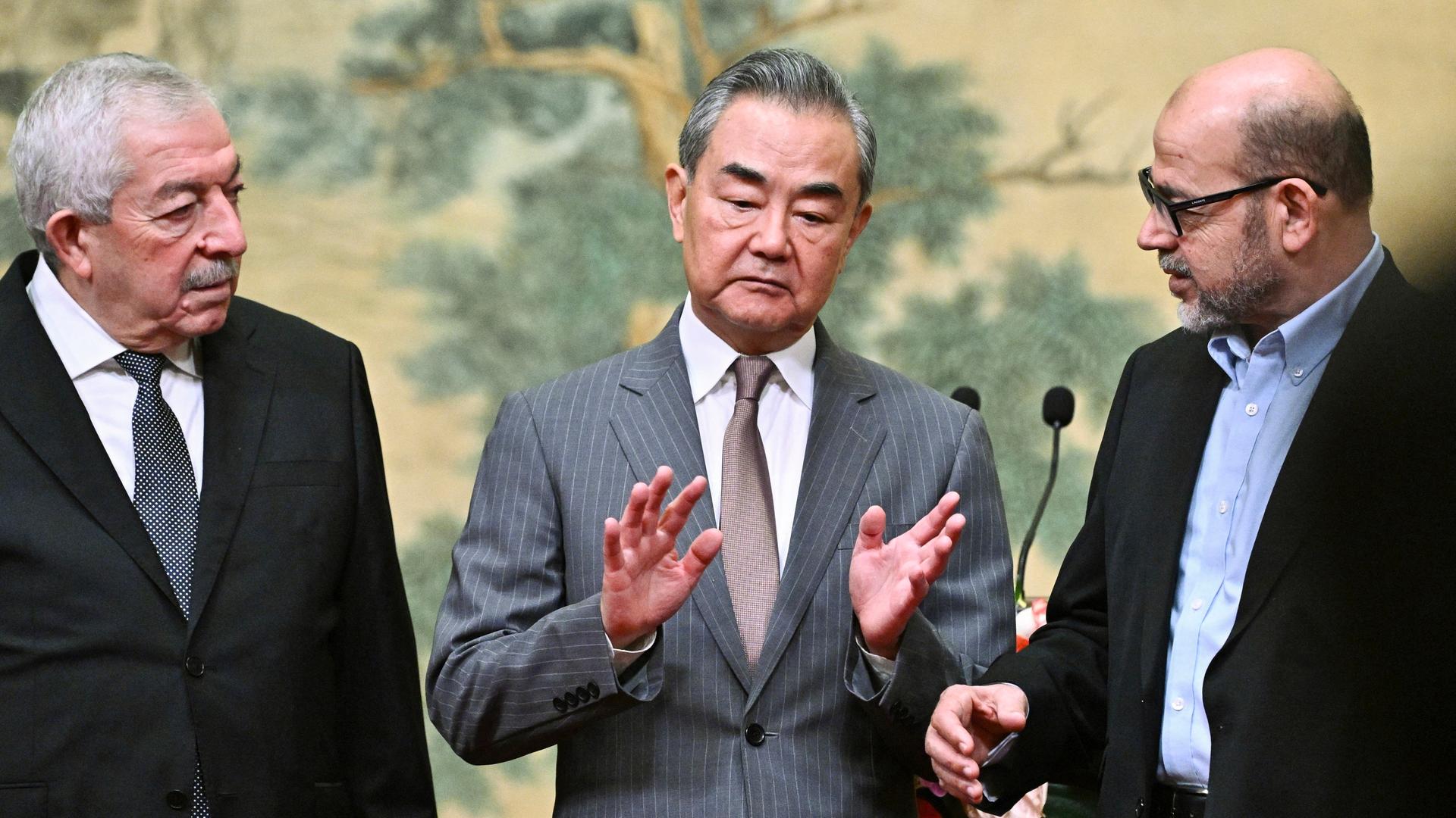 Chinas Außenminister Wang Yi (Mitte), Mahmoud al-Aloul von der Fatah (links) und Mussa Abu Marzuk von der Hamas (rechts)