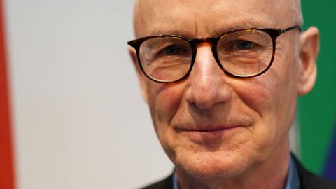 Ekkehard Maaß trägt eine dunkel umrandete Brille, ein helles Hemd und dunkles Sakko und schaut freundlich in die Kamera.