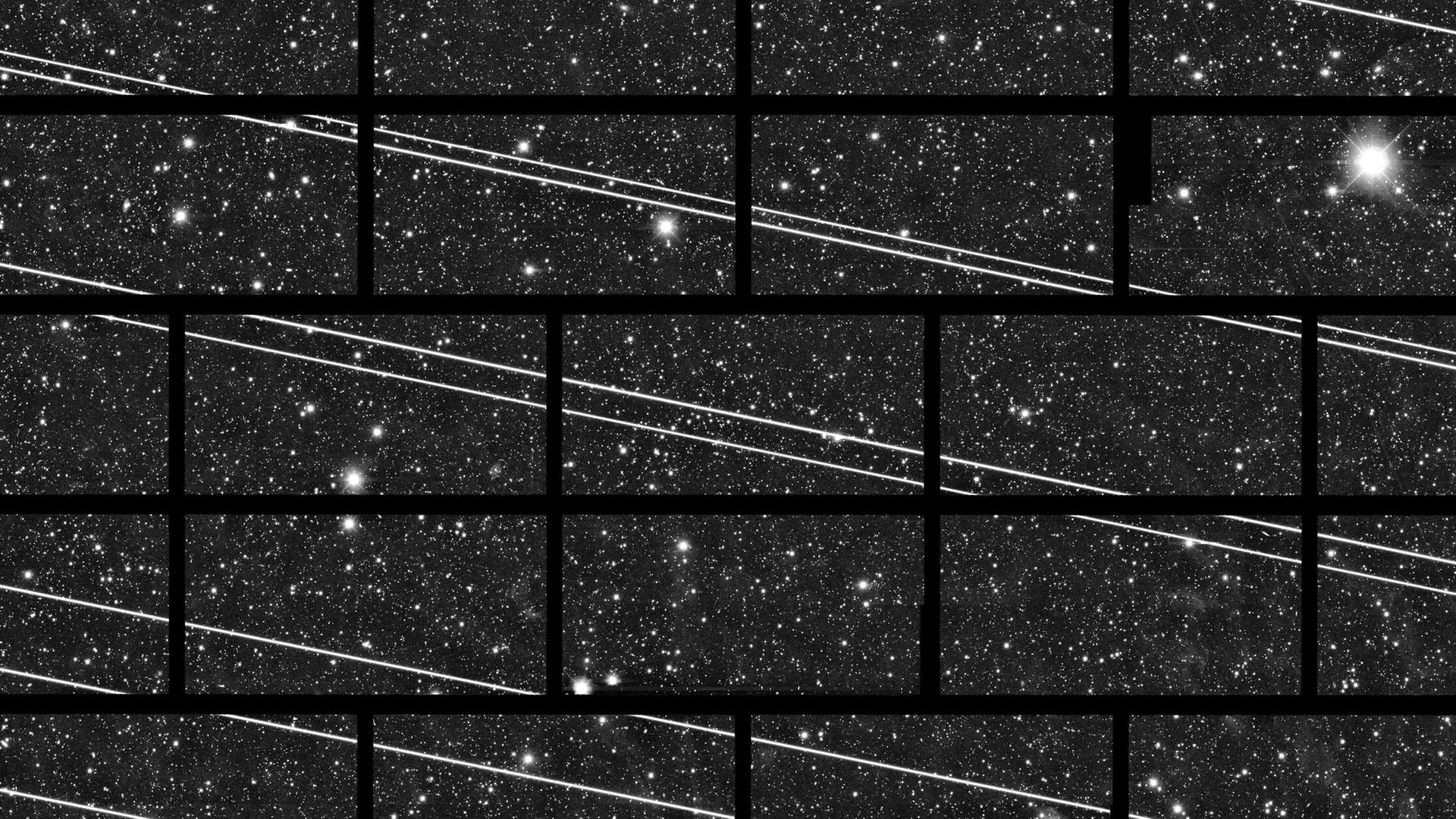 Sternenreicher Nachthimmel mit mehreren hellen, parallelen Satellitenspuren Sternenreicher Nachthimmel mit mehreren hellen, parallelen Satellitenspuren