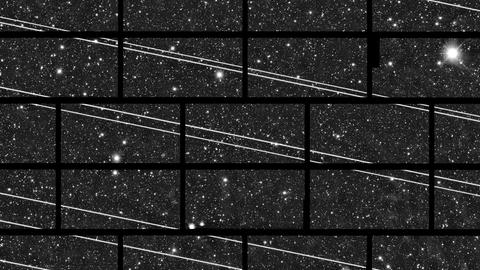 Sternenreicher Nachthimmel mit mehreren hellen, parallelen Satellitenspuren