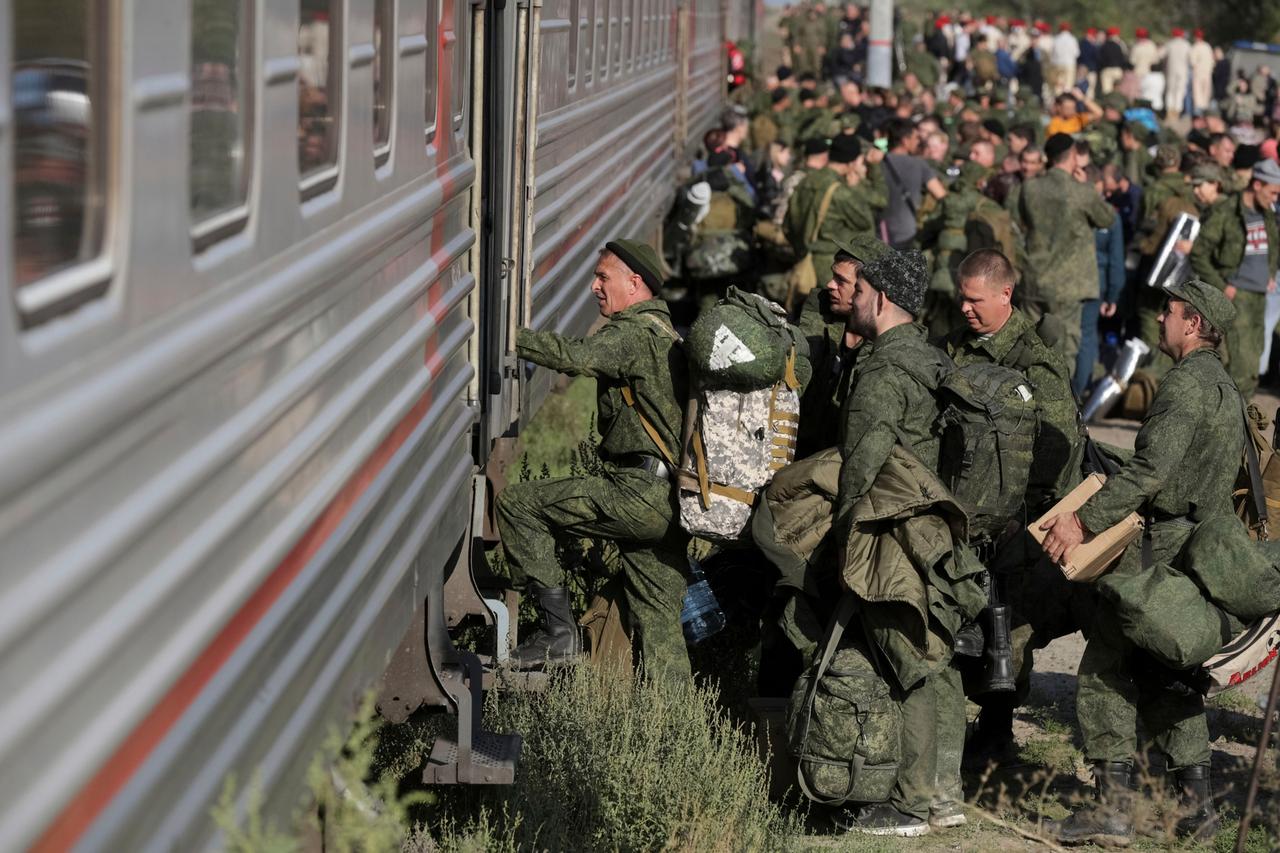 Russland, Prudboi: Russische Rekruten steigen auf einem Bahnhof in der russischen Region Wolgograd in einen Zug. 