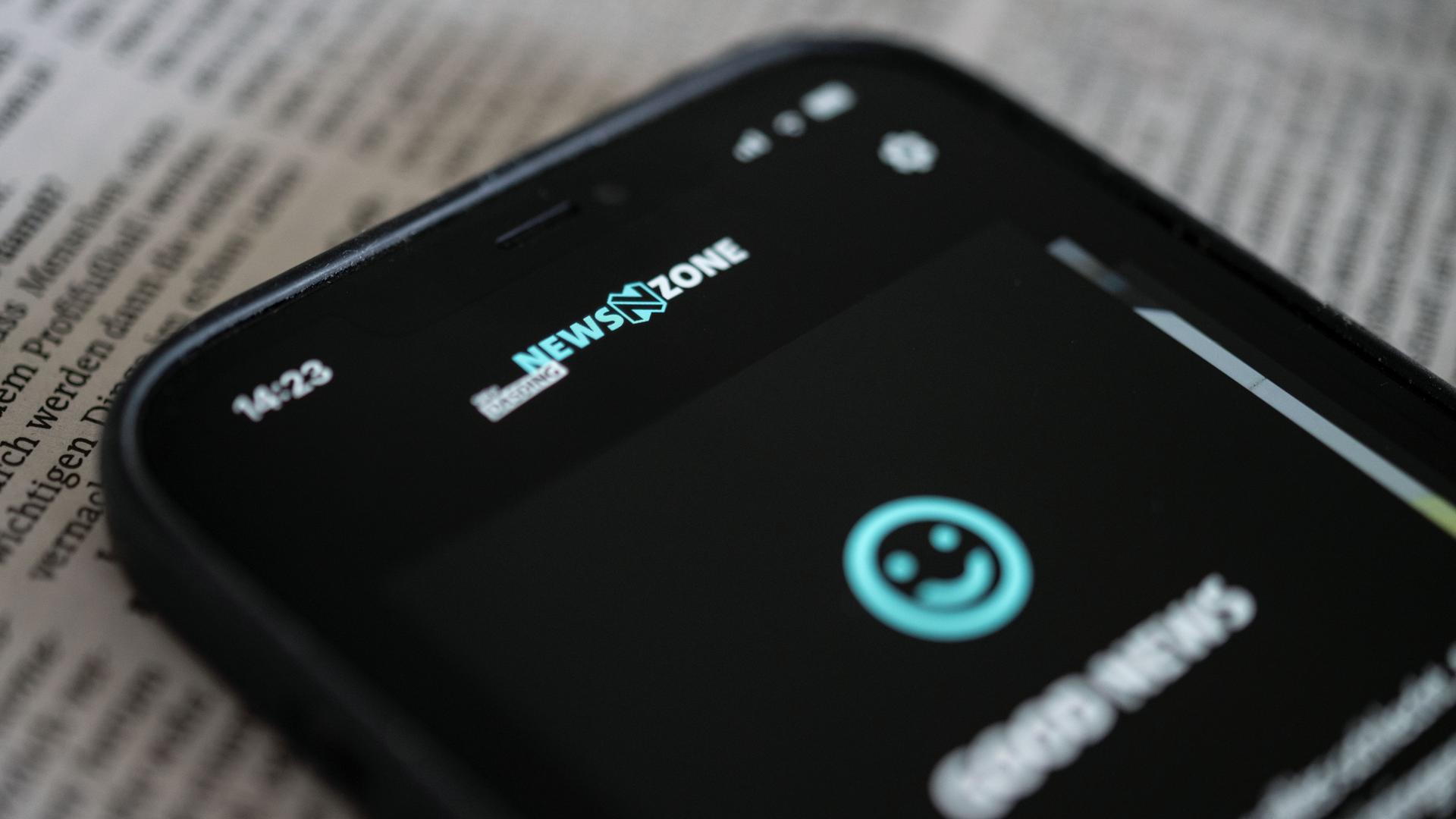 Die App "Newszone" des Südwestrundfunks (SWR) ist auf einem Smartphone zu sehen. Der juristische Streit um eine App des Südwestrundfunks (SWR) zieht sich länger hin. Ein Sprecher des Landgerichts Stuttgart sagte am 13.10.2022, dass ein für Montag (17. Oktober) geplanter Entscheidungstermin abgesagt worden sei. (zu dpa "Schauplatz Internet: Erster Schlichtungsfall bei ARDÂ und Verlagen")