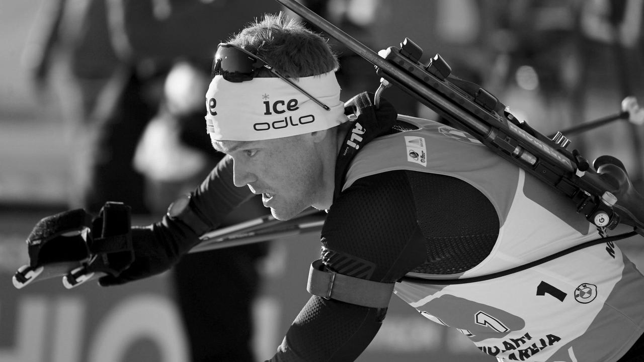 Norwegens Sivert Guttorm Bakken in einer Schwarzweiß-Aufnahme beim Männer-Staffelrennen 2022