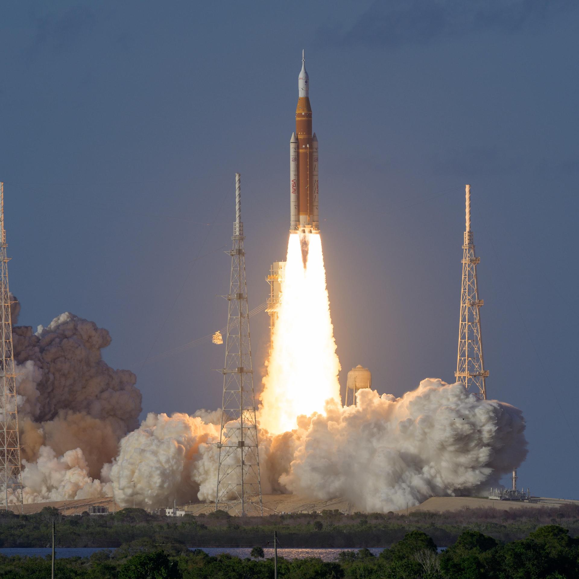 Raumfahrt - Geld verdienen und die Menschheit retten à la Musk und Bezos