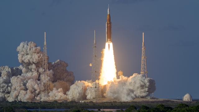 Die Orion-Rakete der Mondflugmission Artemis II startet mit einem Feuerschweif vom John-F.-Kennedy-Weltraumbahnhof in Florida in den Abendhimmel.
