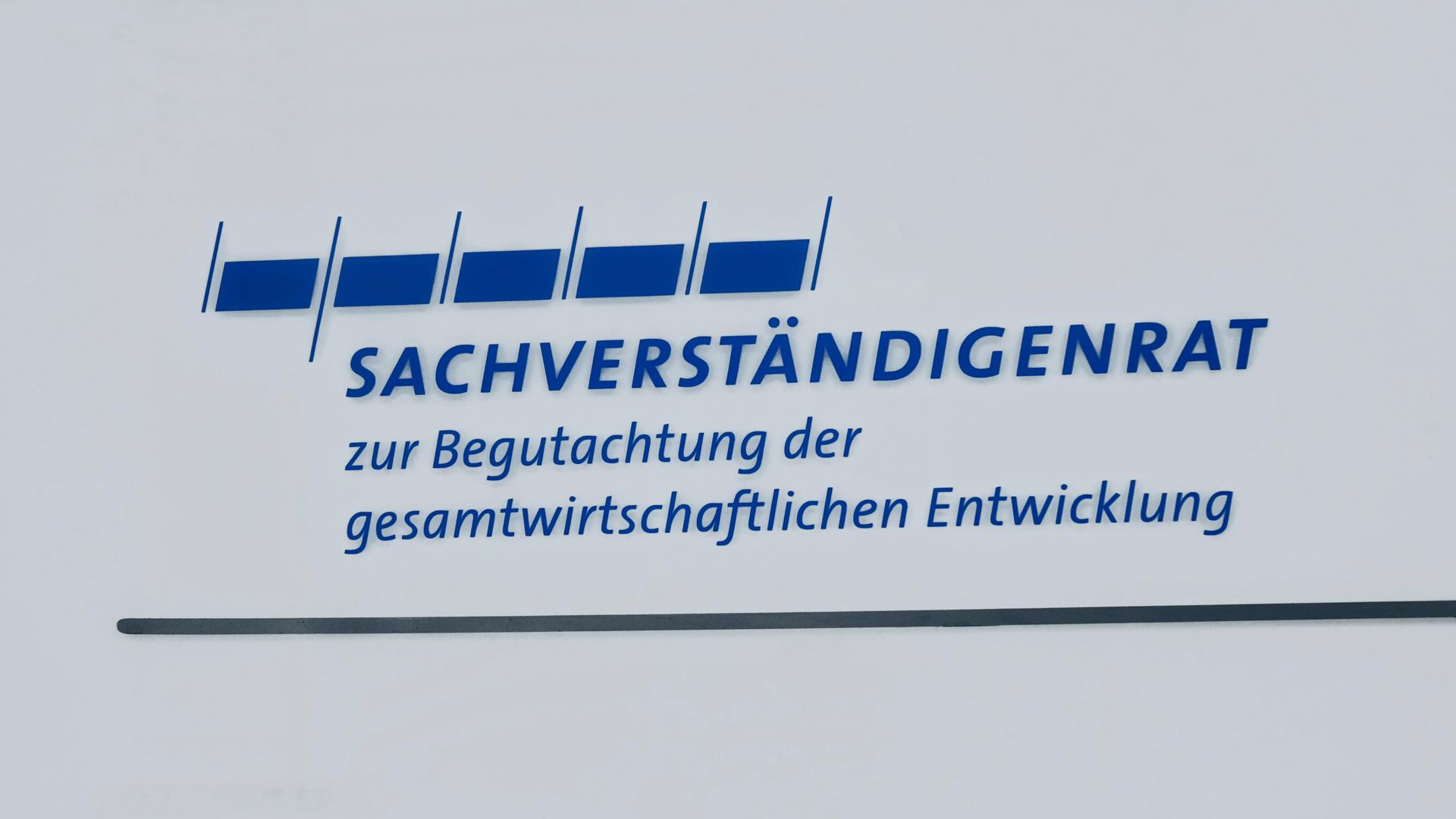 Berlin: Auf einem Schild befindet sich das Logo und der Schriftzug Sachverständigenrat zur Begutachtung der gesamtwirtschaftlichen Entwicklung.