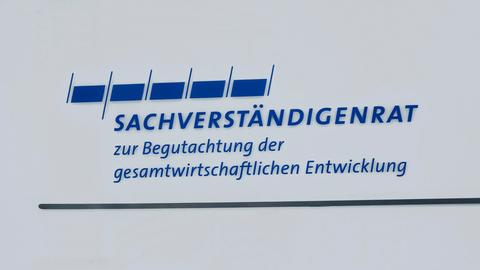 Berlin: Auf einem Schild befindet sich das Logo und der Schriftzug Sachverständigenrat zur Begutachtung der gesamtwirtschaftlichen Entwicklung.