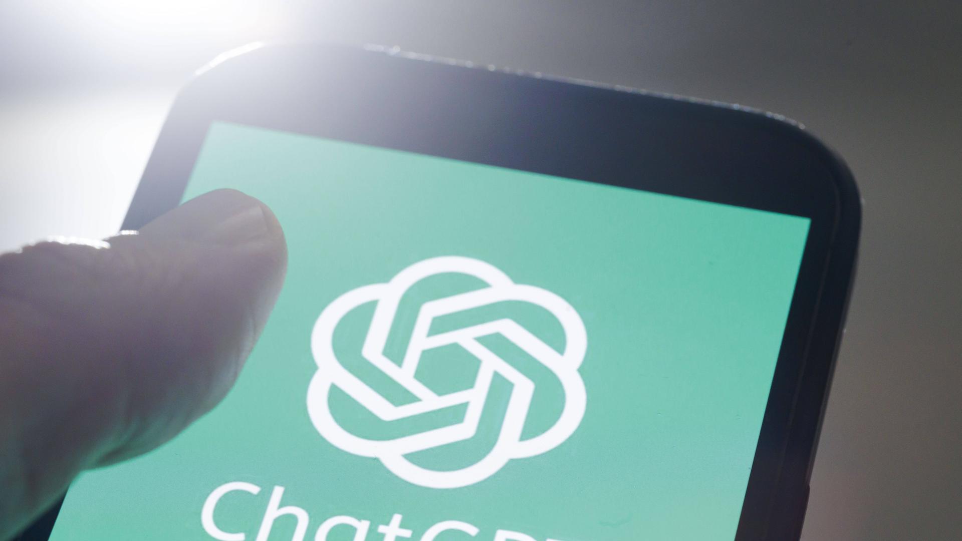 Das Logo des Chatbots ChatGPT des Unternehmens OpenAI ist auf einem Smartphone. Das Logo des Chatbots ChatGPT des Unternehmens OpenAI ist auf einem Smartphone.