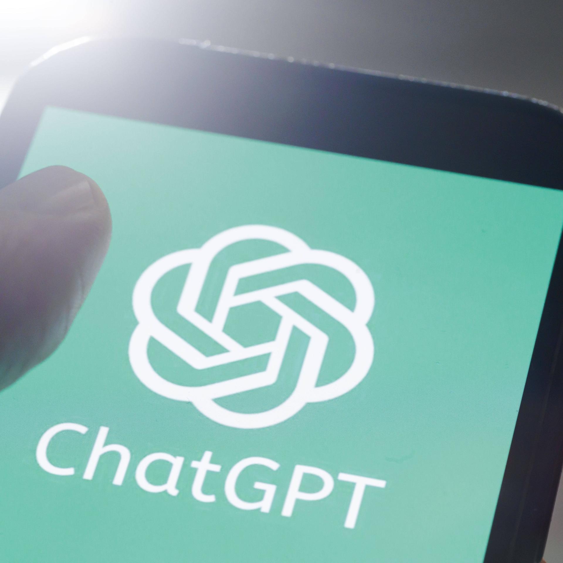 Symbolfoto: Das Logo des Chatbots ChatGPT des Unternehmens OpenAI ist auf einem Smartphone zu sehen. 