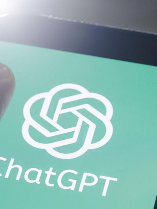 Das Foto zeigt das Logo des Chatbots ChatGPT des Unternehmens OpenAI auf dem Display eines Smartphones. Das Foto zeigt das Logo des Chatbots ChatGPT des Unternehmens OpenAI auf dem Display eines Smartphones.