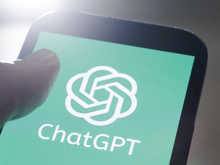Das Foto zeigt das Logo des Chatbots ChatGPT des Unternehmens OpenAI auf dem Display eines Smartphones. Das Foto zeigt das Logo des Chatbots ChatGPT des Unternehmens OpenAI auf dem Display eines Smartphones.