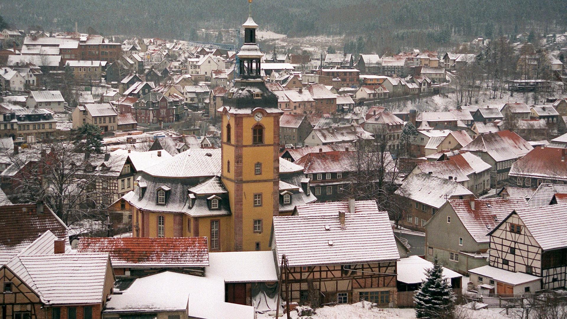 Blick über die winterliche Stadt Zella-Mehlis mit der barocken Kirche St. Blasius im Zentrum.