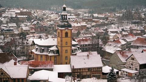 Blick über die winterliche Stadt Zella-Mehlis mit der barocken Kirche St. Blasius im Zentrum.