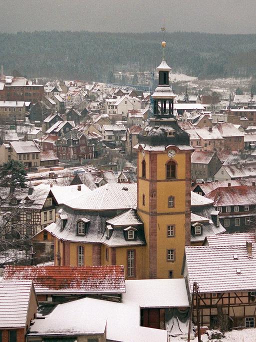 Blick über die winterliche Stadt Zella-Mehlis mit der barocken Kirche St. Blasius im Zentrum.
