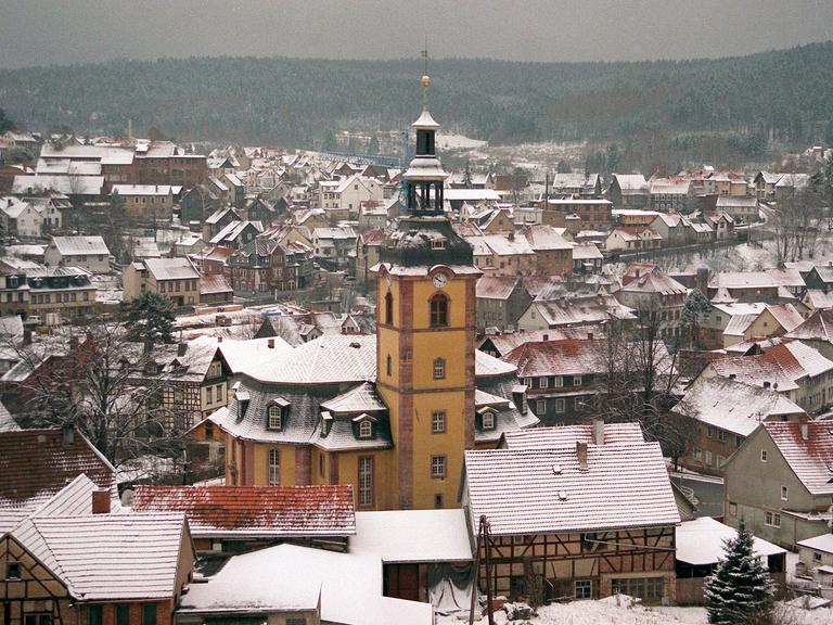 Blick über die winterliche Stadt Zella-Mehlis mit der barocken Kirche St. Blasius im Zentrum.