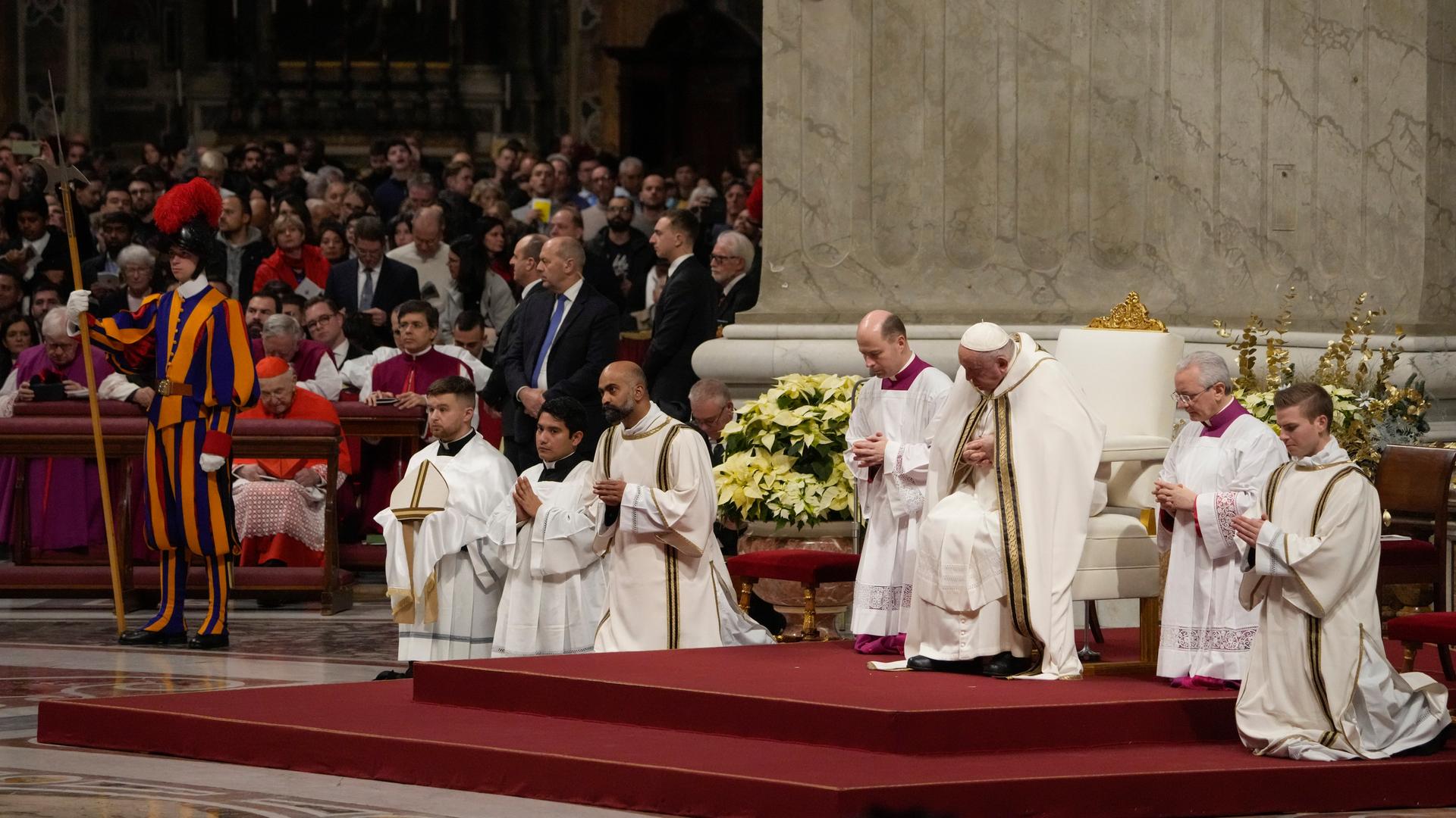 Papst Franziskus (3.v.r) bei der Christmette im Petersdom im Vatikan