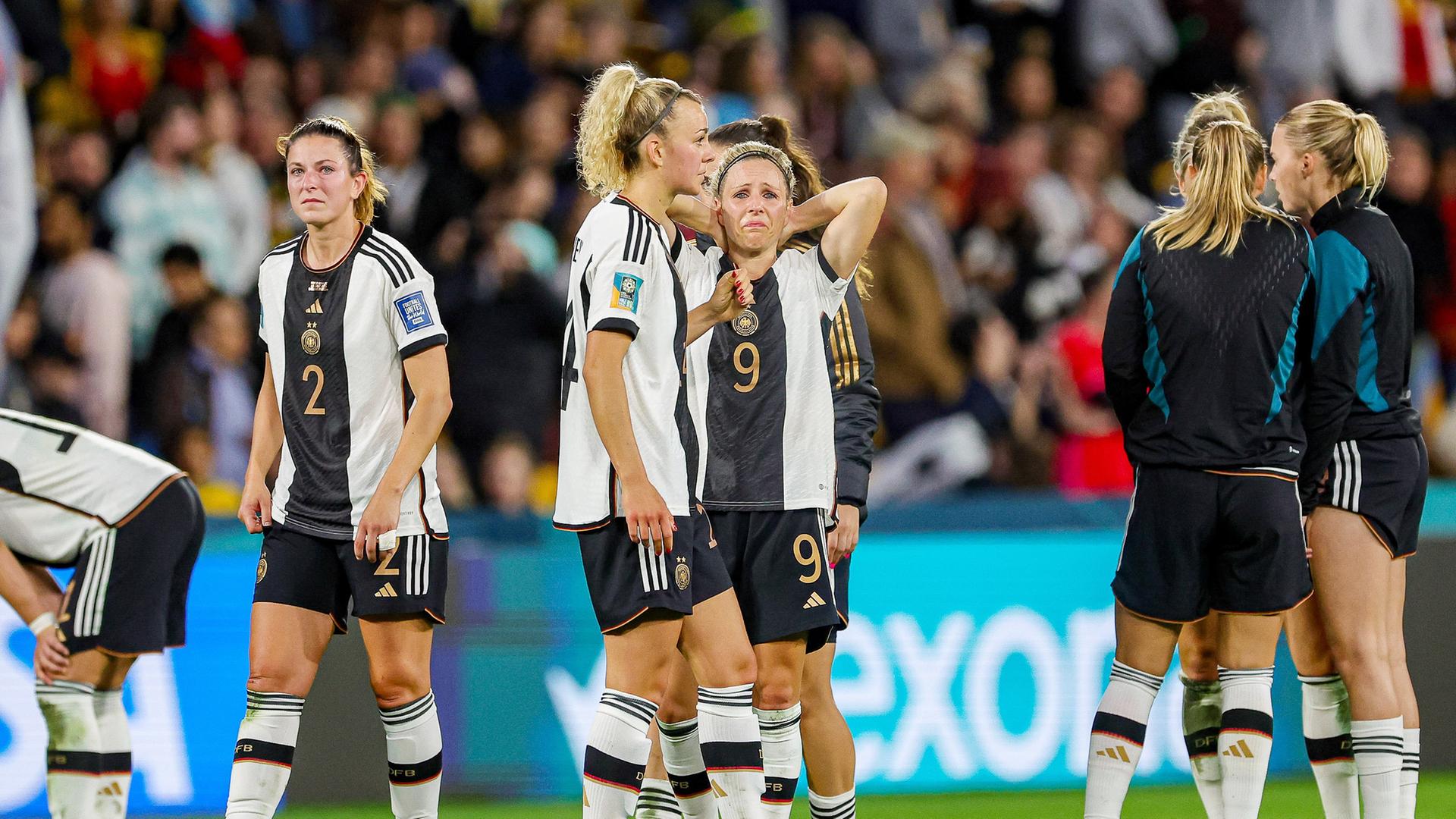Svenja Huth (9) und andere DFB-Nationalspielerinnen schauen konsterniert nach dem Ausscheiden bei der WM-Vorrunde nach der Niederlage gegen Südkorea