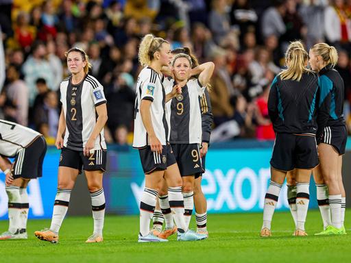 Svenja Huth (9) und andere DFB-Nationalspielerinnen schauen konsterniert nach dem Ausscheiden bei der WM-Vorrunde nach der Niederlage gegen Südkorea 