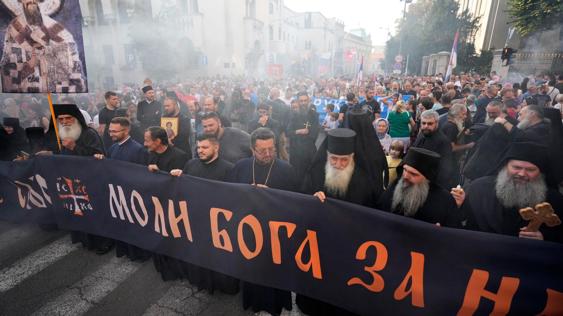 Belgrad: Menschen marschieren während eines Protests gegen die internationale LGBT-Veranstaltung Europride.