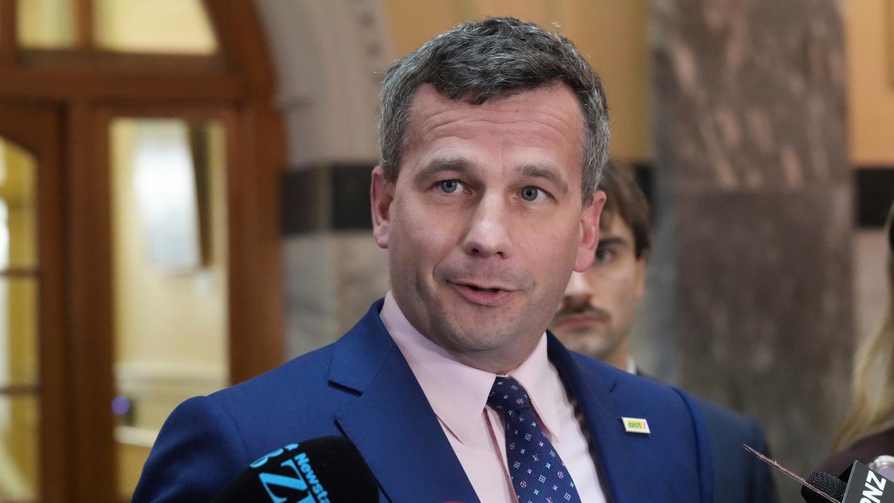 Neuseelands stellvertetender Premierminister David Seymour spricht in Mikfrofone, die ihm hingehalten werden.