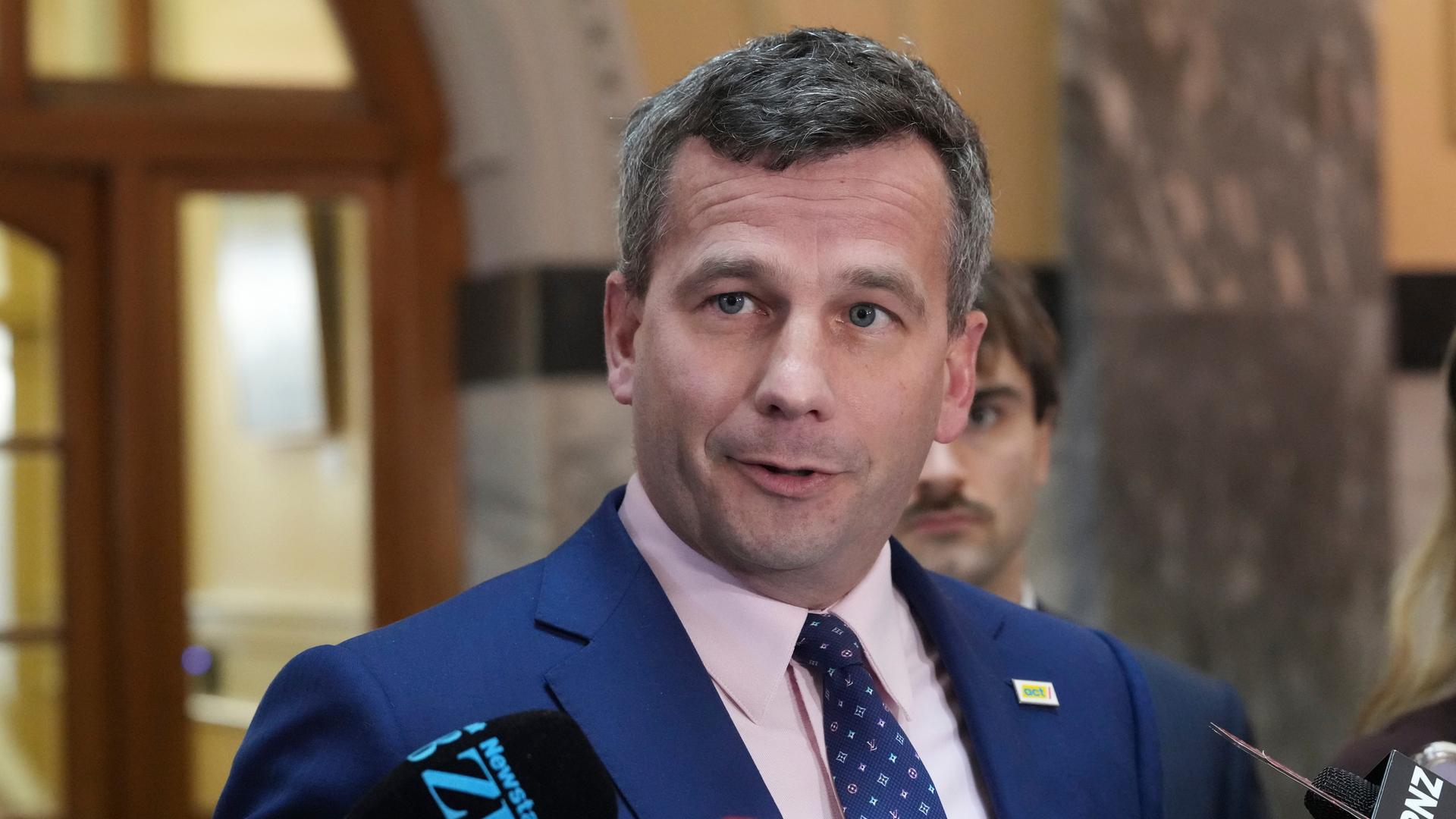 Neuseelands stellvertetender Premierminister David Seymour spricht in Mikfrofone, die ihm hingehalten werden. Neuseelands stellvertetender Premierminister David Seymour spricht in Mikfrofone, die ihm hingehalten werden.
