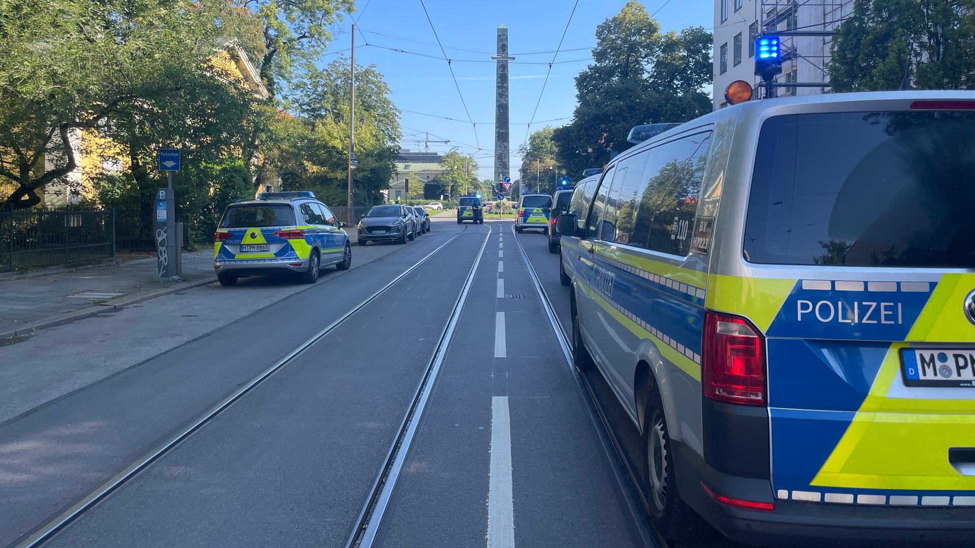 München: Fahrzeuge der Polizei stehen in Mümchen. Zahlreiche Polizisten sind in der Münchner Innenstadt in der Nähe des NS-Dokumentationszentrums und des Israelischen Generalkonsulats im Einsatz.