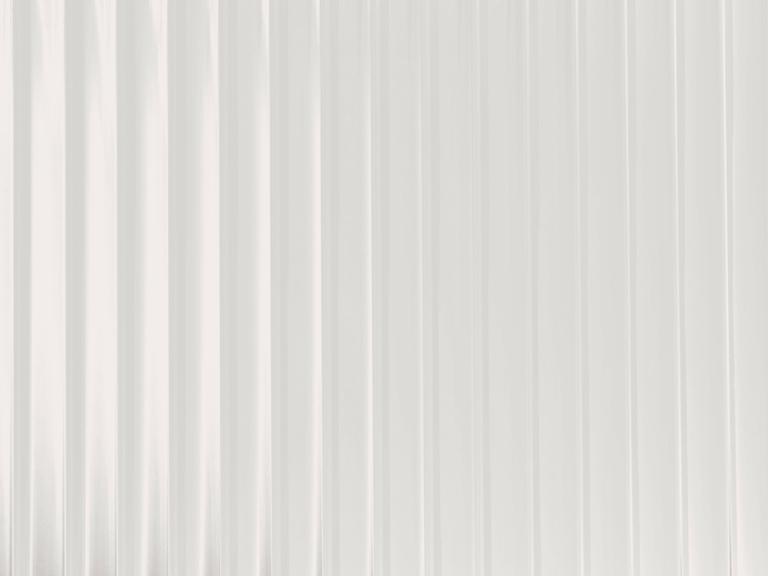 Eine gefaltete Fläche in einem cremigen Weiß