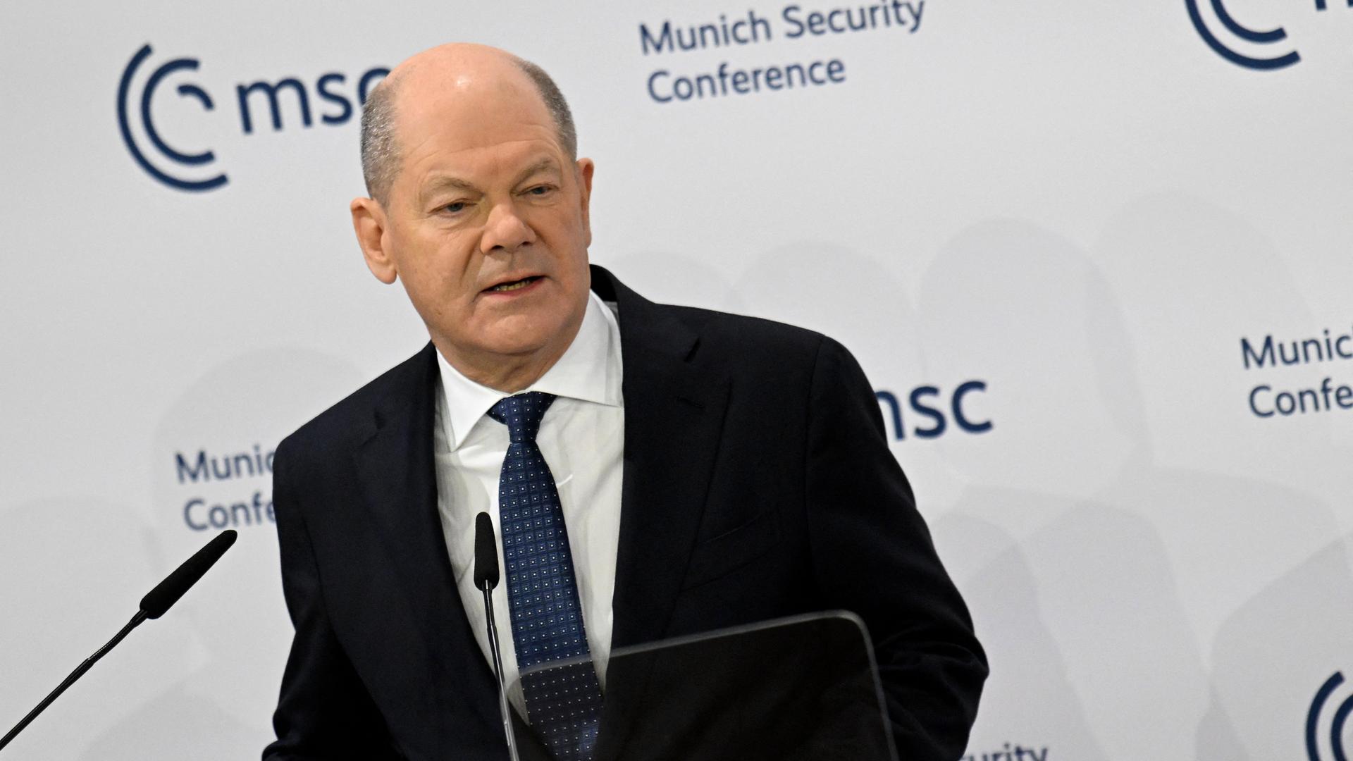 Olaf Scholz steht bei der Münchner Sicherheitskonferenz am Rednerpult.