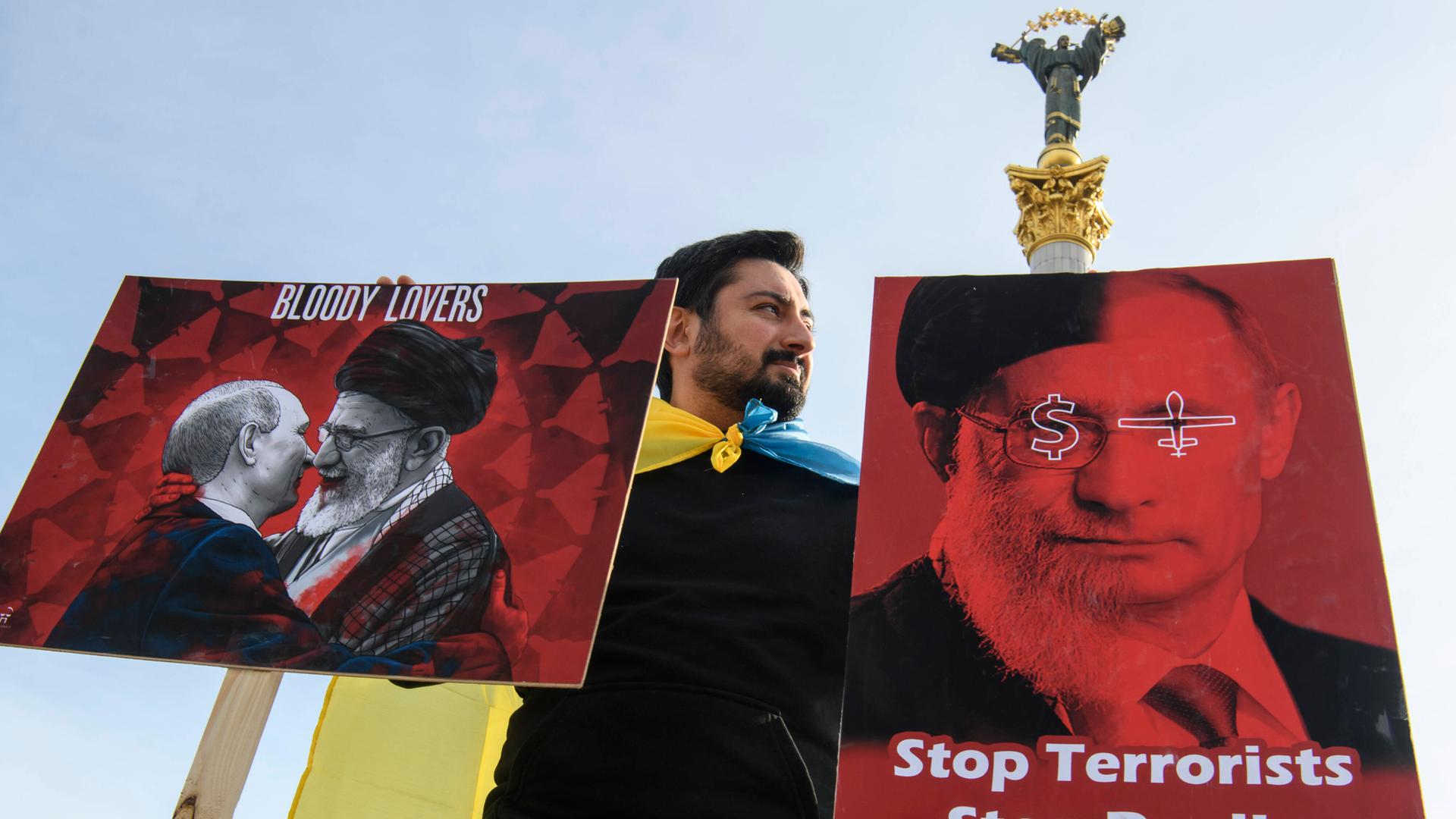 Iranische Exil-Bürger protestieren in Berlin gegen die iranische Unterstützung des Krieges Russlands gegen die Ukraine. Iranische Exil-Bürger protestieren in Berlin gegen die iranische Unterstützung des Krieges Russlands gegen die Ukraine.
