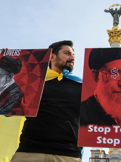 Iranische Exil-Bürger protestieren in Berlin gegen die iranische Unterstützung des Krieges Russlands gegen die Ukraine. 