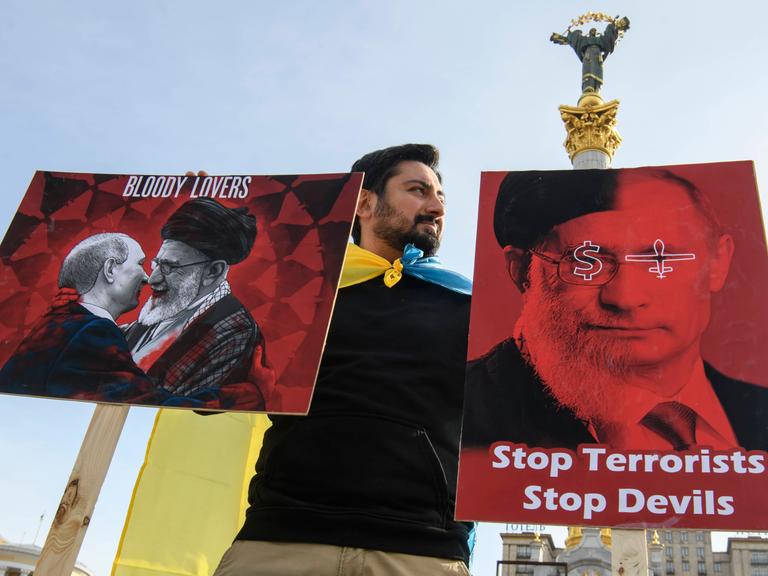Iranische Exil-Bürger protestieren in Berlin gegen die iranische Unterstützung des Krieges Russlands gegen die Ukraine. 