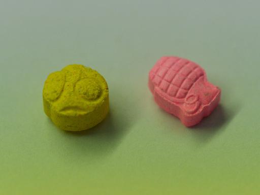 Zwei Ecstasy-Pillen mit einem Pilz- und Handgranate-Aufdruck.
