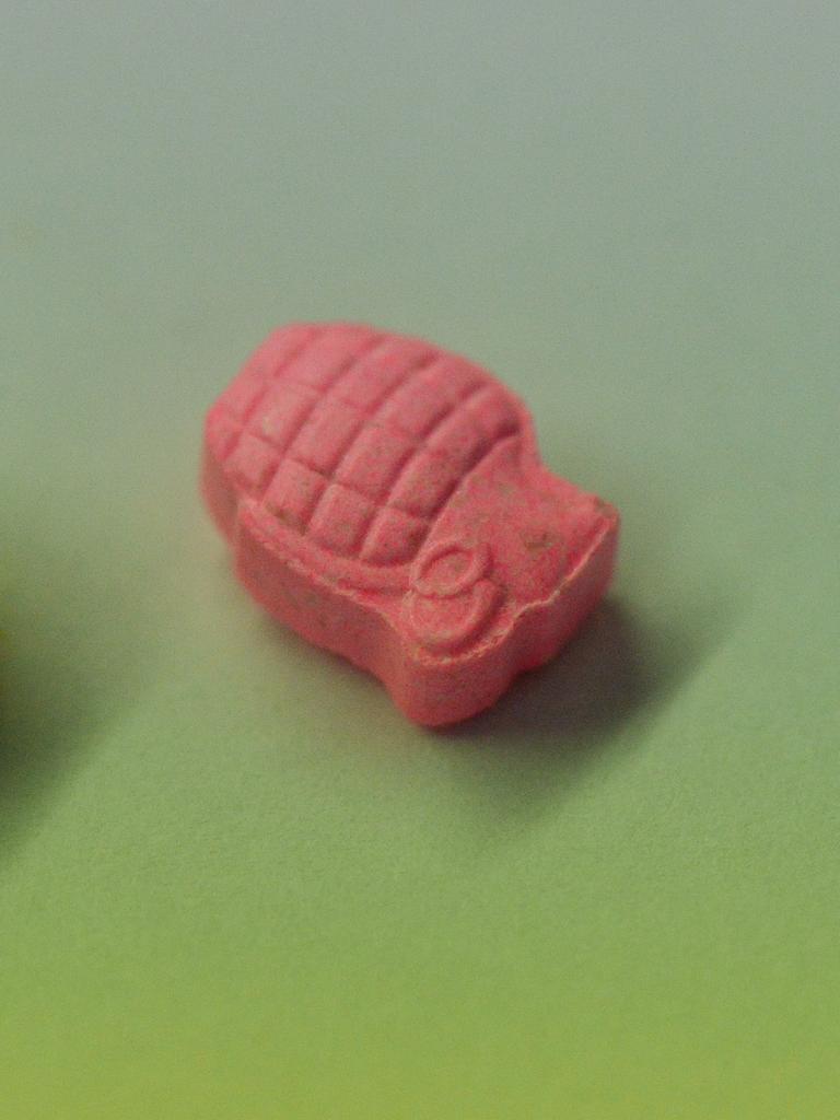 Zwei Ecstasy-Pillen mit einem Pilz- und Handgranate-Aufdruck.