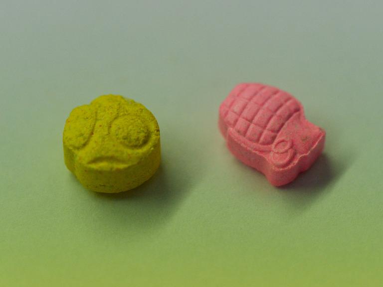 Zwei Ecstasy-Pillen mit einem Pilz- und Handgranate-Aufdruck.