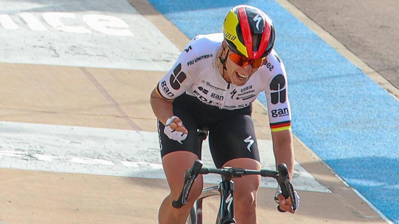 Franziska Koch auf dem Rad, direkt nach der Zieldurchfahrt im Velodrom in Roubaix