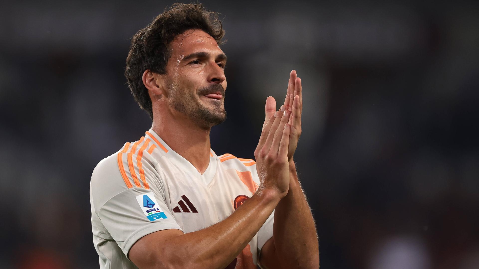 Mats Hummels applaudiert im Trikot seines Vereins AS Rom den Fans.
