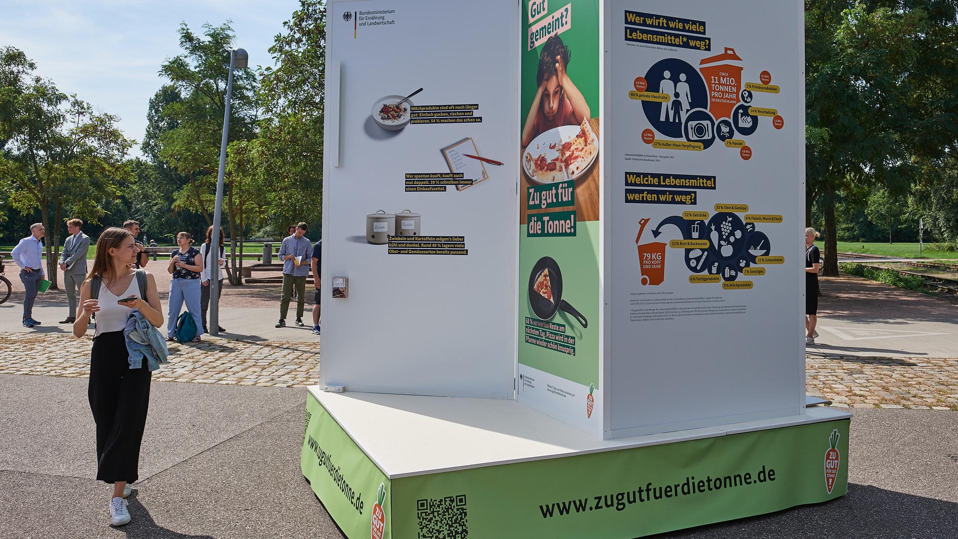 Unter dem Motto "Zu gut für die Tonne" werben das Bundesministerium für Ernährung und Landwirtschaft und die Verbraucherzentrale in Berlin.