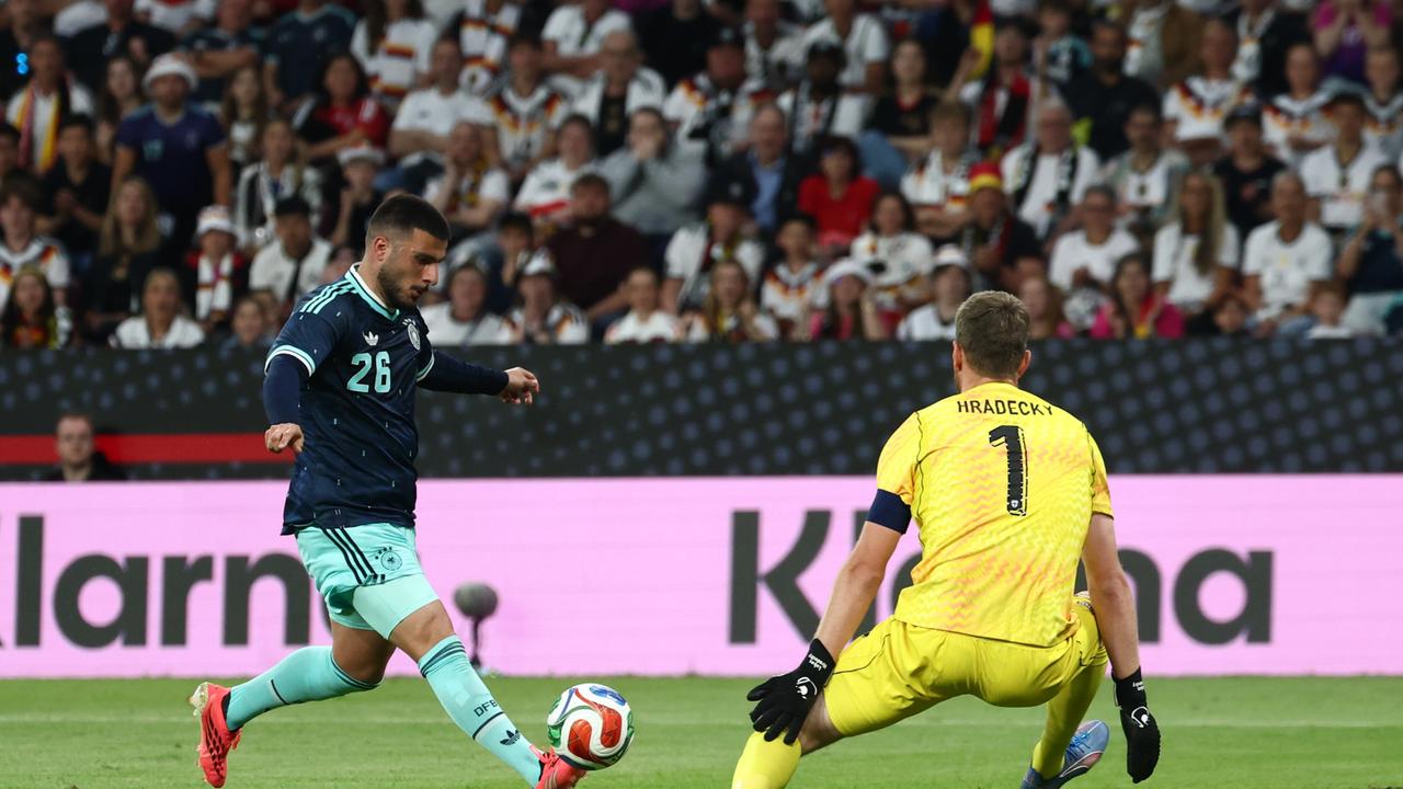 Deniz Undav, der Torschütze zum 1:0, scheitert hier am finnischen Torwart Luká· Hrádecký. 
