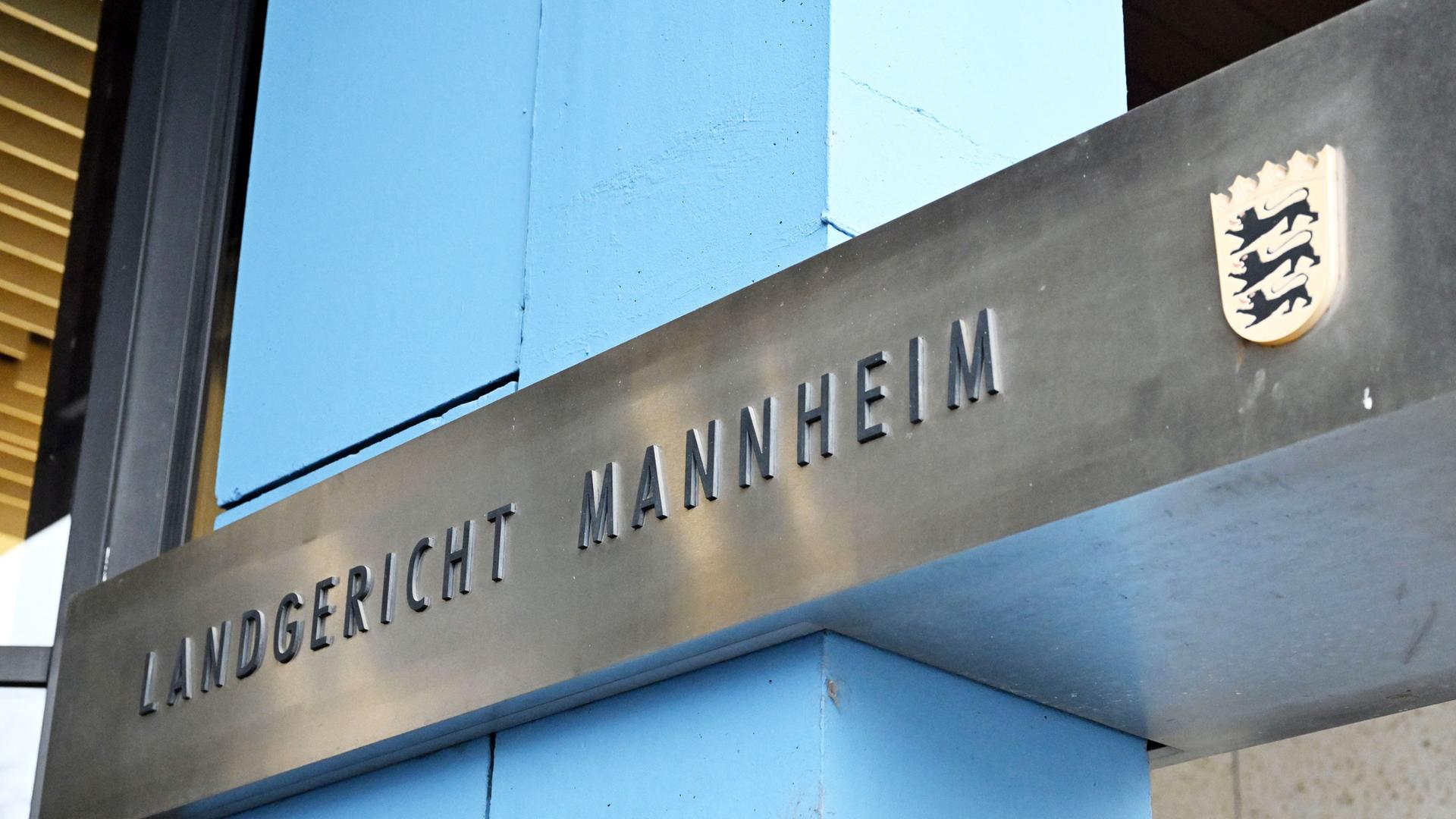 Vor dem Landgericht Mannheim ist der Schriftzug des Gerichts angebracht.