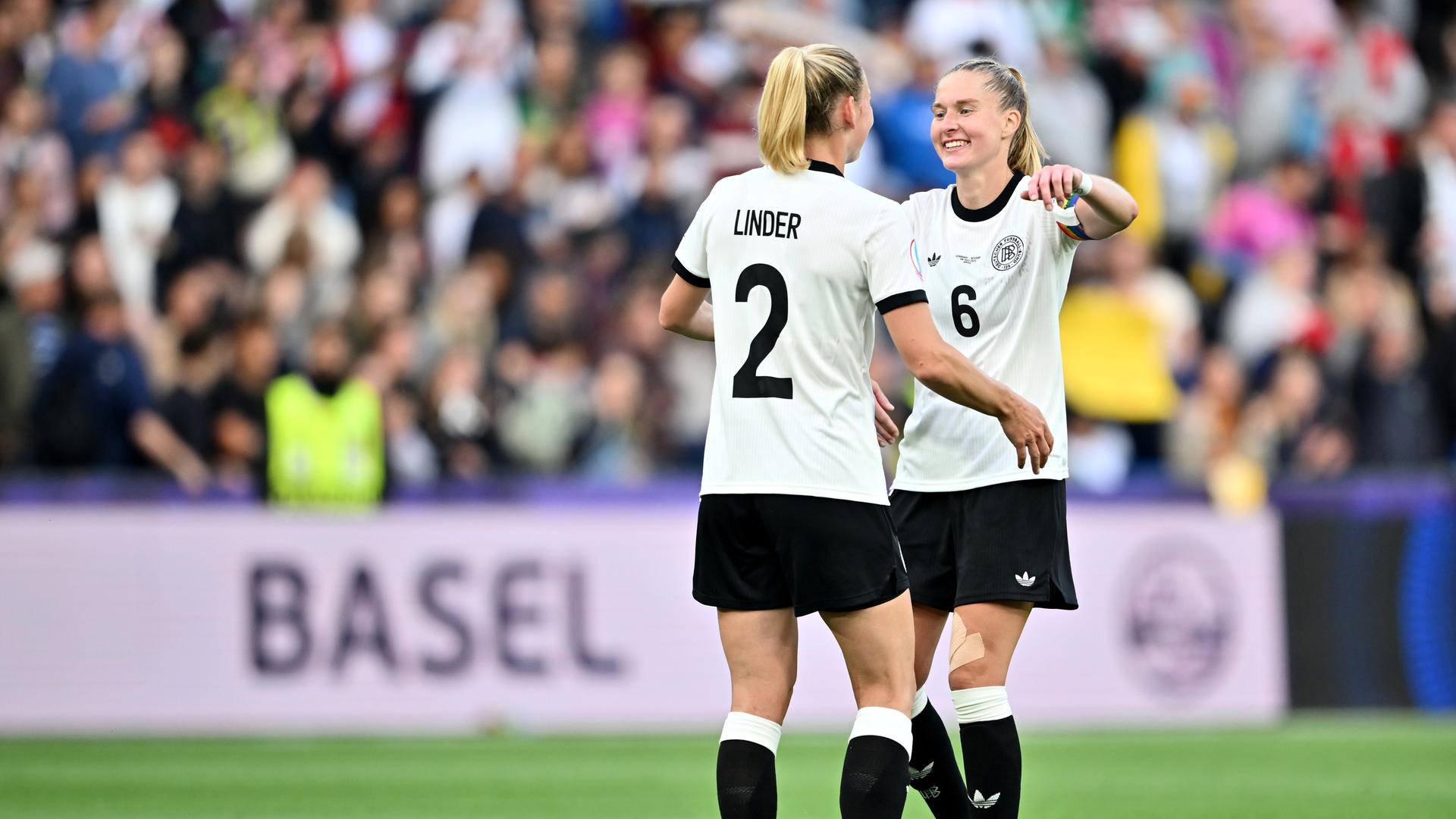 Deutschlands Sarai Linder (l) und Deutschlands Janina Minge feiern den Sieg.