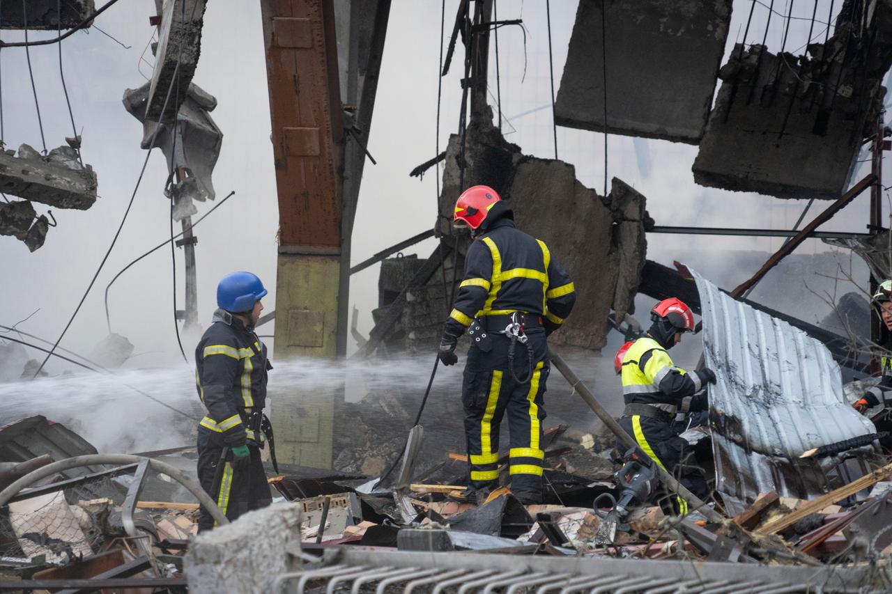 Ukraine, Kiew: Feuerwehrleute löschen ein Feuer nach einem Raketenangriff. Die ukrainische Hauptstadt geriet unter heftigen Beschuss durch russische Marschflugkörper. 