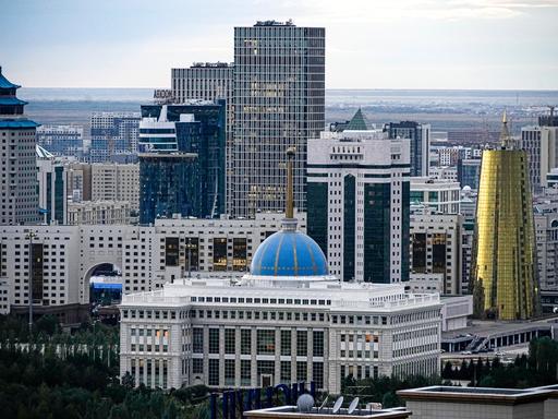 Blick auf den Präsidentenpalast im Zentrum von Astana, der Hauptstadt Kasachstans. Blick auf den Präsidentenpalast im Zentrum von Astana, der Hauptstadt Kasachstans.
