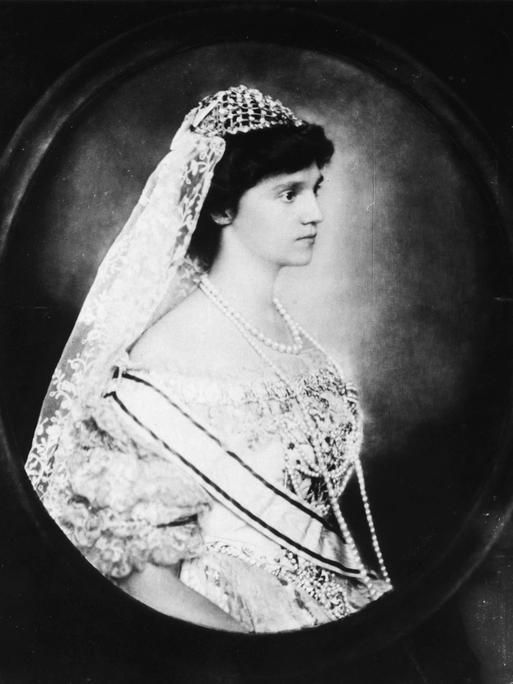 Kaiserin Zita auf einem undatierten Foto. Sie ist im Profil zu sehen und blickt nach rechts aus dem Bild.