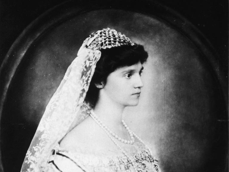 Kaiserin Zita auf einem undatierten Foto. Sie ist im Profil zu sehen und blickt nach rechts aus dem Bild.