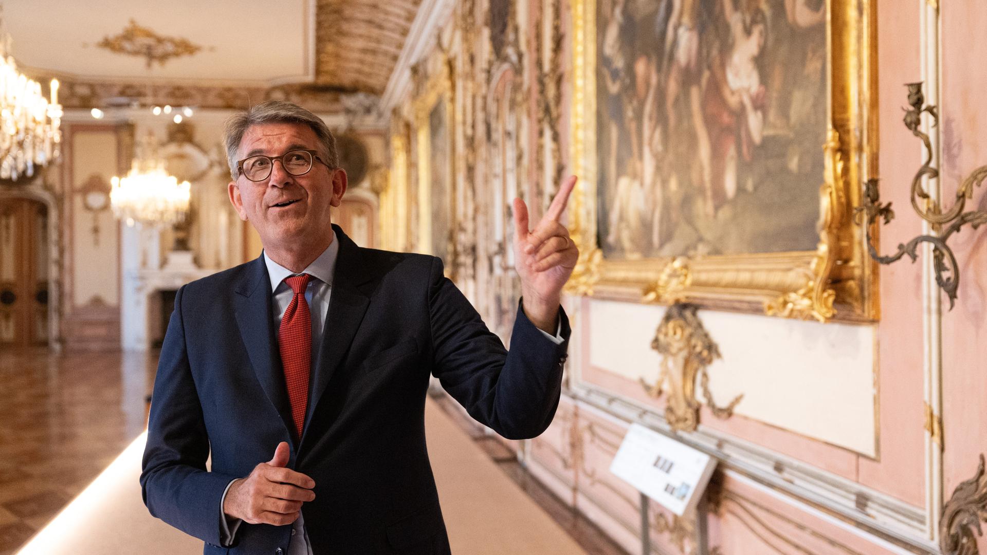 Wolfram Weimer (parteilos), Staatsminister für Kultur und Medien, in der Oberen Galerie im Potsdamer Neuen Palais. Dort sind fünf von sechs der wertvollsten Gemälde der Stiftung Preußische Schlösser und Gärten Berlin-Brandenburg zu sehen.