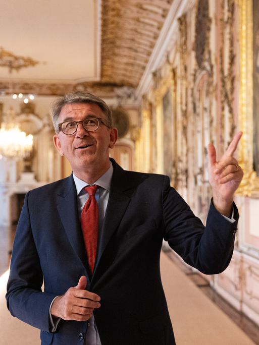 Wolfram Weimer (parteilos), Staatsminister für Kultur und Medien, in der Oberen Galerie im Potsdamer Neuen Palais. Dort sind fünf von sechs der wertvollsten Gemälde der Stiftung Preußische Schlösser und Gärten Berlin-Brandenburg zu sehen.