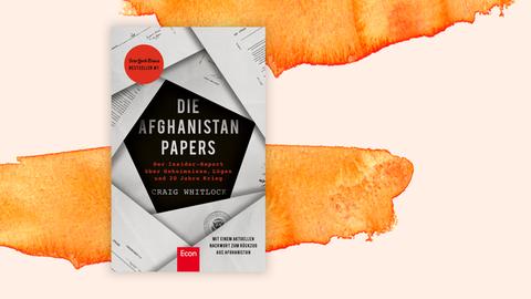 Cover des Buchs "Die Afghanistan Papers" von Craig Whitlock vor orangefarbenem Aquarellhintergrund. Der Buchtitel steht mittig auf dem Cover in weißen Großbuchstaben vor schwarzem Hintergrund. Diese schwarze Fläche ist eingerahmt von weißen Dokumenten. 