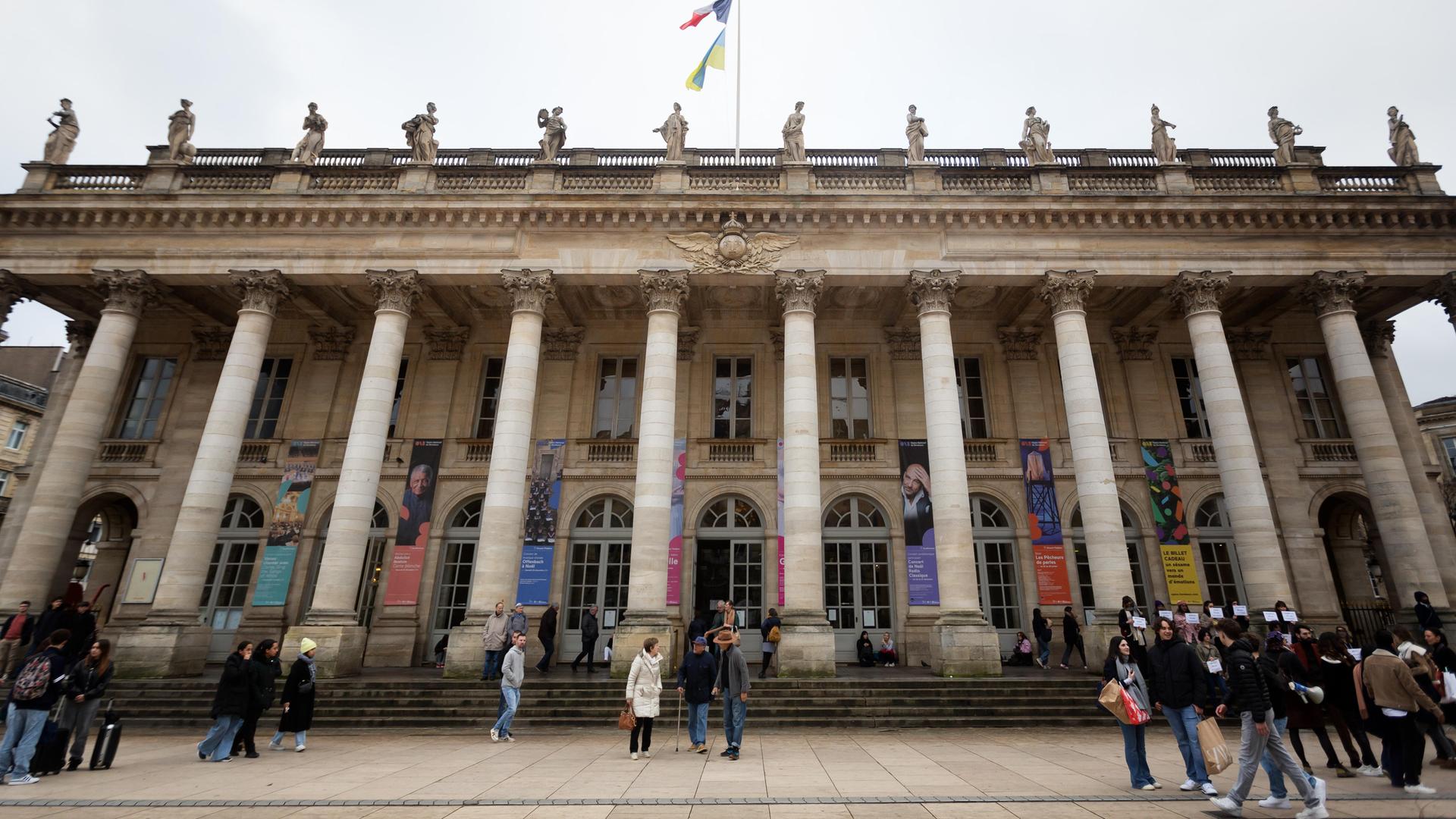 Ein großes Gebäude mit Säulengang - die Oper in Bordeaux Ein großes Gebäude mit Säulengang - die Oper in Bordeaux